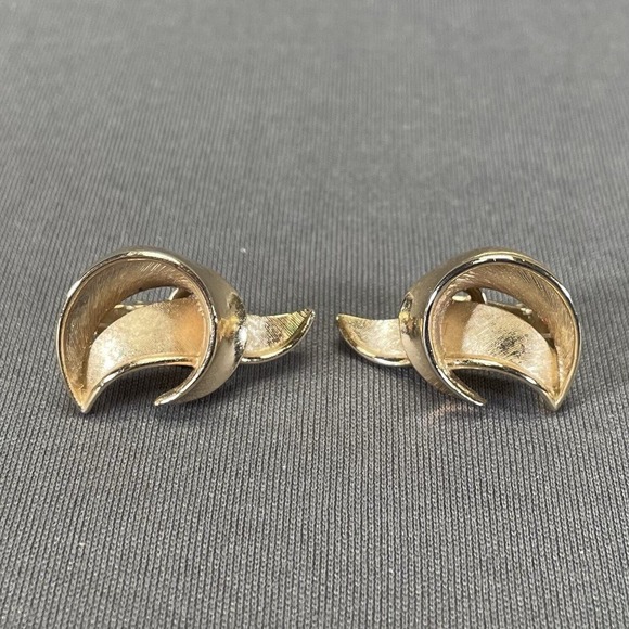 Vintage Crown Trifari Clip on Earrings Gold Tone Tall Swoop Signed - Picture 8 of 8